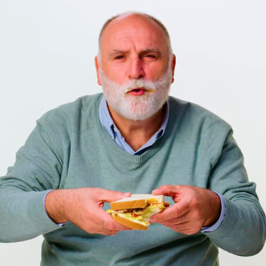 Con cuatro ingredientes y bien de mayonesa: el sándwich de la infancia de José Andrés que sirve como merienda (y como cena) 