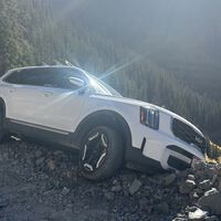 Metió una camioneta a un camino difícil creyendo que era todoterreno. Quedó atascada, a punto de caer a 3,914 m de altura y nadie sabía cómo rescatarla 