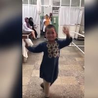 El baile de Ahmed, un niño afgano, tras recibir una nueva prótesis para su pierna