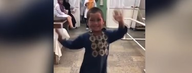 El baile de Ahmed, un niño afgano, tras recibir una nueva prótesis para su pierna