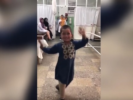 El baile de Ahmed, un niño afgano, tras recibir una nueva prótesis para su pierna