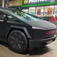 Un inglés se ha gastado un dineral en traer una Tesla Cybertruck a Europa para nada. La policía ya se la ha confiscado porque es demasiado peligrosa