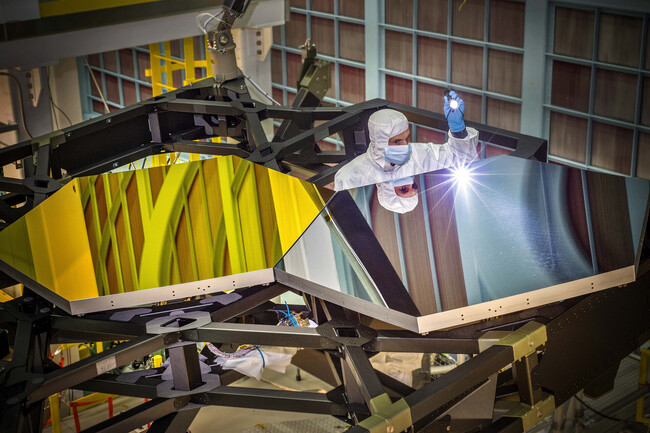 Dos segmentos de espejo del telescopio espacial James Webb