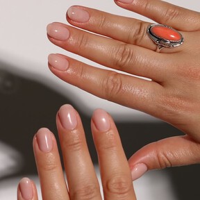 Los 13 colores para uñas cortas que arrasan este agosto: del naranja Aperol al verde aguamarina más refrescante 