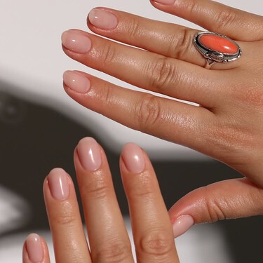 Los 13 colores para uñas cortas que arrasan este agosto: del naranja Aperol al verde aguamarina más refrescante 