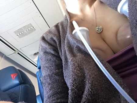Estupenda reacción de las auxiliares de vuelo al ver a una madre de trillizos extraerse leche en el avión
