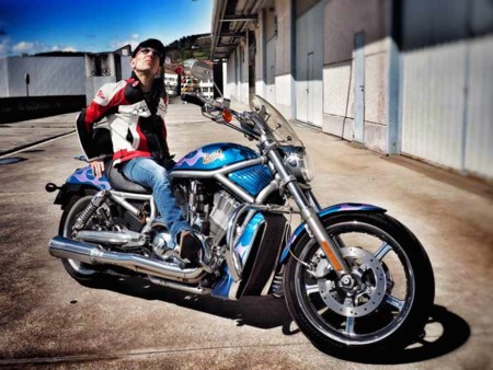 Fito Cabrales regala su Harley-Davidson, por una gran causa solidaria