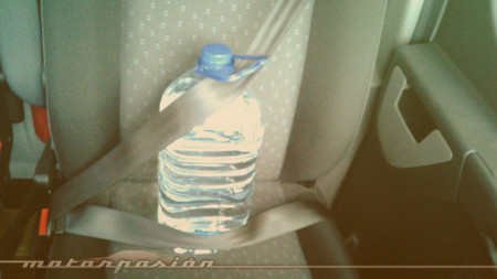 Si te dejas la botella de agua en el coche... como mucho se te pondrá a temperatura de caldo