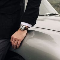 El Aston Martin DB5 de James Bond vuelve convertido en reloj: cuesta hasta 40.500 euros y esconde guiños al coche por todas partes 