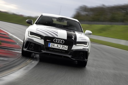 ¿Cómo anunciar un coche autónomo para el cine? Contando con la colaboración del Hombre Invisible
