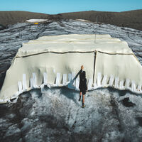 Cuatro estudiantes suizos encuentran que cubrir un glaciar con 200 m² de lana de oveja es una manera perfectamente viable de frenar el deshielo 