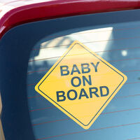 ¿Usas pegatinas de 'bebé a bordo' en el coche? Esto es lo que debes saber si no quieres que te multen 