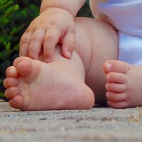 Así crecen y evolucionan los pies de bebés y niños 