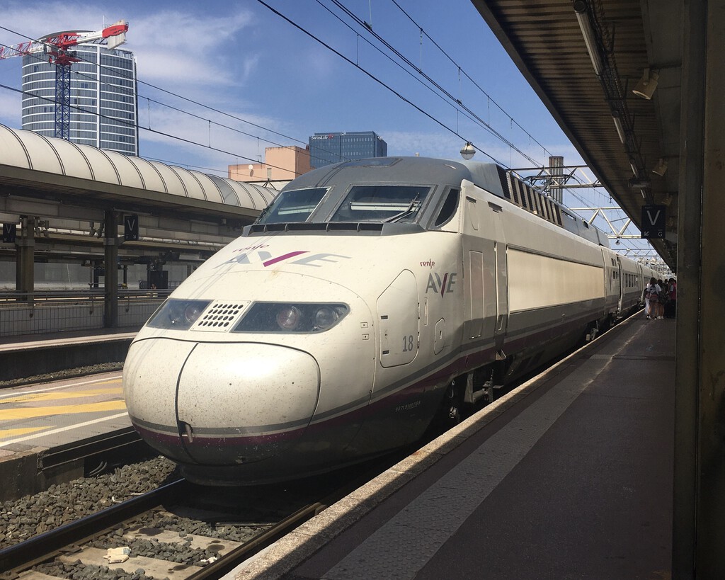 Renfe va a gastarse 1.362 millones de euros en 30 trenes AVE: la mayor compra de su historia en uno de los peores momentos