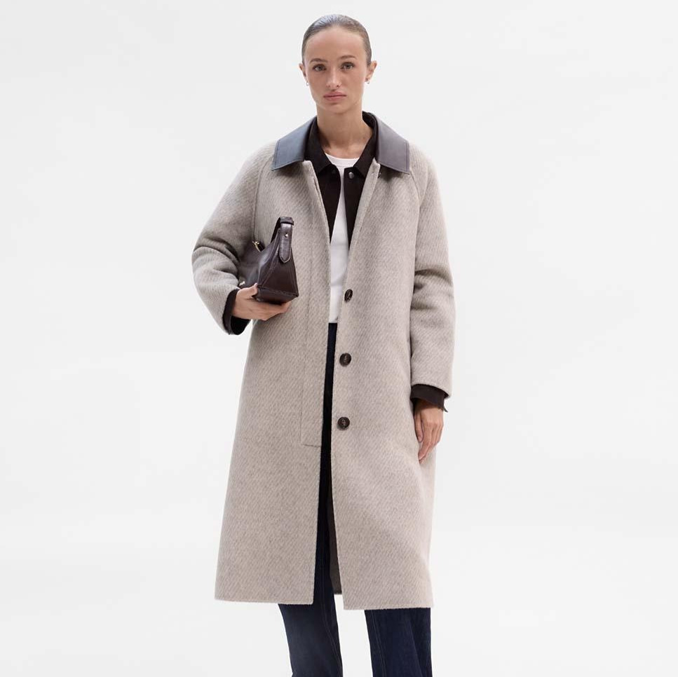 Simorra
Abrigo de mujer de napa con cuello camisero