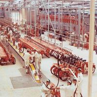 Que Honda sea hoy la marca de motos más grande del mundo se explica con este vídeo, monos blancos y la fábrica más bestia e hipnótica del mundo