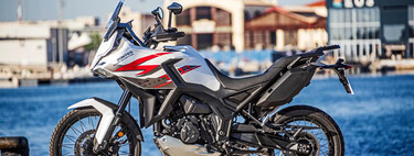 China la ha vuelto a liar. La nueva trail de tres cilindros, 95 CV y equipada como cualquier otra premium por menos de 8.000 euros es el golpe final