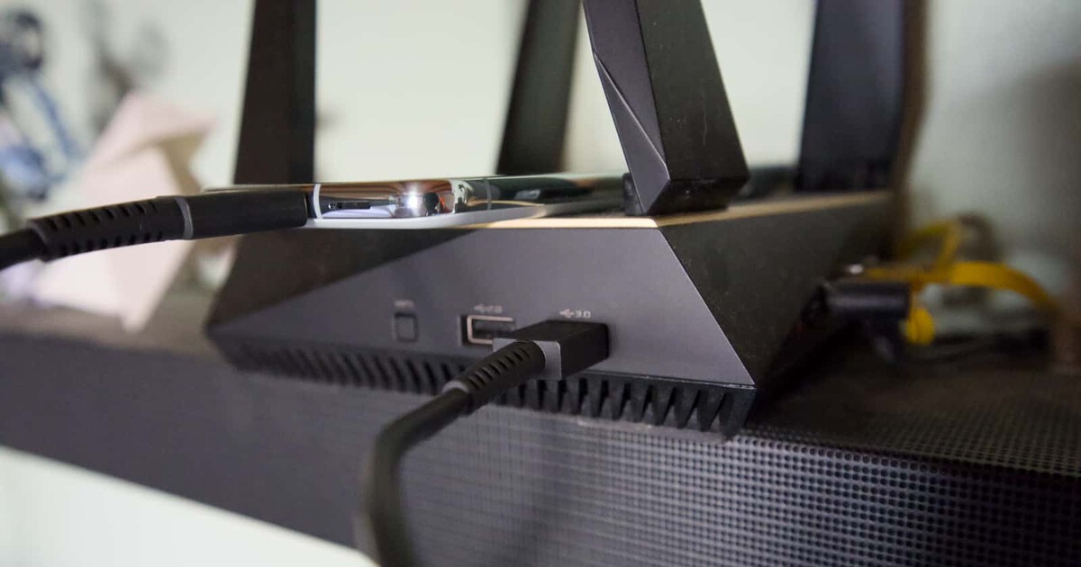 El USB de tu router es la mejor solución para que nunca te quedes sin Internet: solo necesitas un móvil viejo