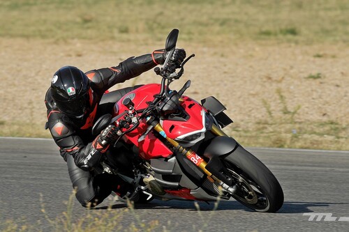 Probamos la Ducati Streetfighter V4 S: una desbordante moto naked de 208 CV que emociona en carretera y circuito