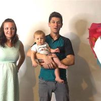 La increíble máquina de efectos encadenados que montó un padre para revelar el sexo de su próximo bebé