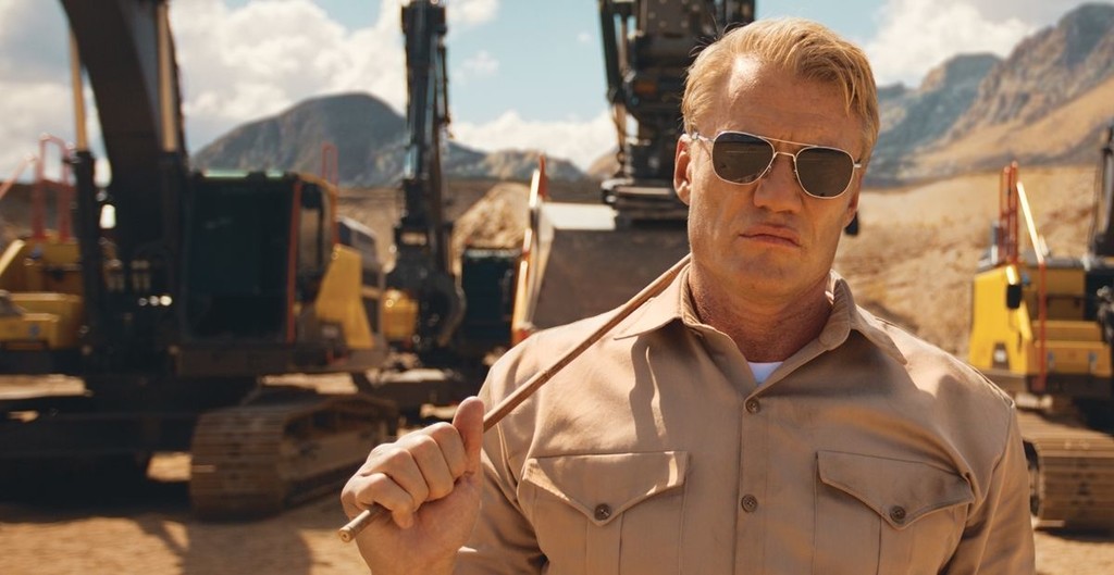 Dolph Lundgren se convierte en un férreo entrenador y pone a prueba las excavadoras de Volvo