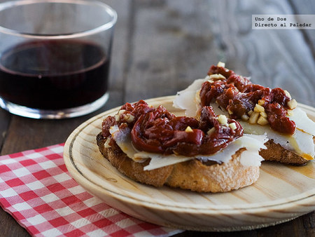Tostas de ensalada de pimientos con queso. Receta