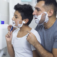 Cómo enseñarle a tu hijo adolescente a afeitarse por primera vez, paso a paso