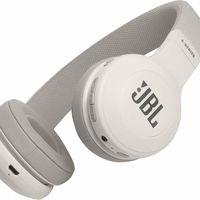 Oferta de Amazon en los auriculares supraaurales inalámbricos JBL E45BT en color blanco: pueden ser nuestros por 59,99 euros con envío gratis