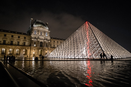 El museo del Louvre abre por primera vez de madrugada, para despedir a da Vinci