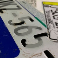 Si tus placas se están despintando, el gobierno debe reponerlas gratis: la empresa responsable absorbió el costo