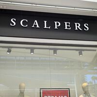 El Corte Inglés liquida en sus rebajas de fin de temporada el chaleco acolchado de Scalpers para llevar a diario en otoño