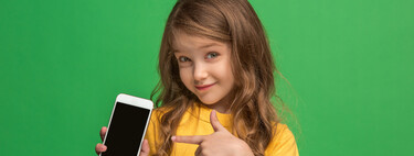 Si aún no quieres darle un móvil a tu hijo, hay cinco cosas que los expertos recomiendan hacer para que no lo pida