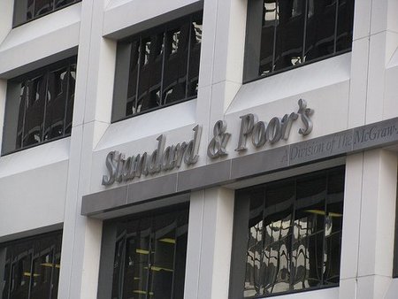 Las agencias de calificación amenazan ahora al núcleo duro y disciplinado de la eurozona