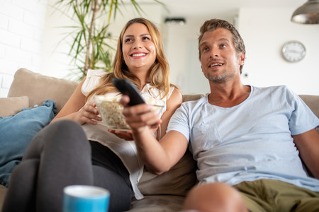 Pareja Embarazo Television