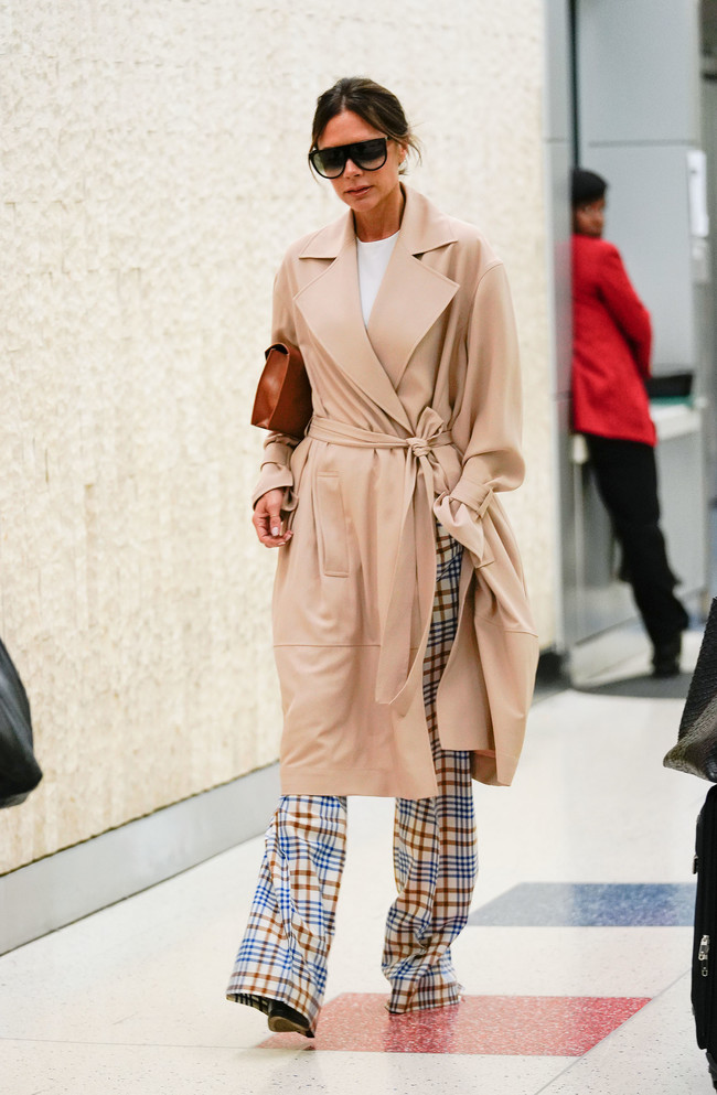 victoria beckham look aeropuerto