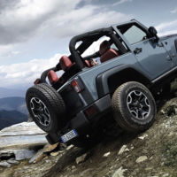 "Te digo que mi fabuloso Jeep Wrangler Rubicon se sube hasta por las paredes, mira"