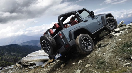 "Te digo que mi fabuloso Jeep Wrangler Rubicon se sube hasta por las paredes, mira"