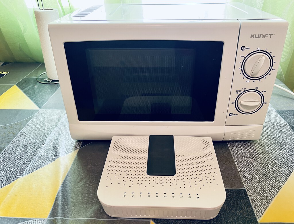 He pegado el microondas al router para ver si destruye mi Wi-Fi. Esto es lo que ha pasado
