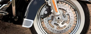 Los neumáticos de motos antiguas eran blancos, pero no por diseño. Fue un error técnico que se convirtió en icono retro 