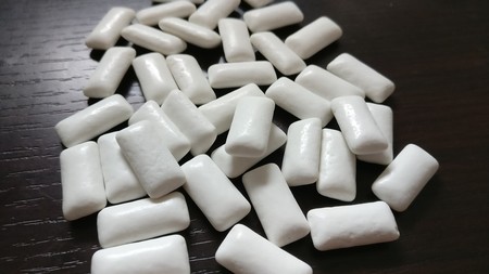 Al descubrir que sus hijos habían robado unos chicles, una madre les da un lección y publica el vídeo en redes