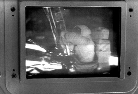 O sinal original de televisão de varredura lenta da câmera de televisão da Apollo, fotografado em Honeysuckle Creek em 21 de julho de 1969.