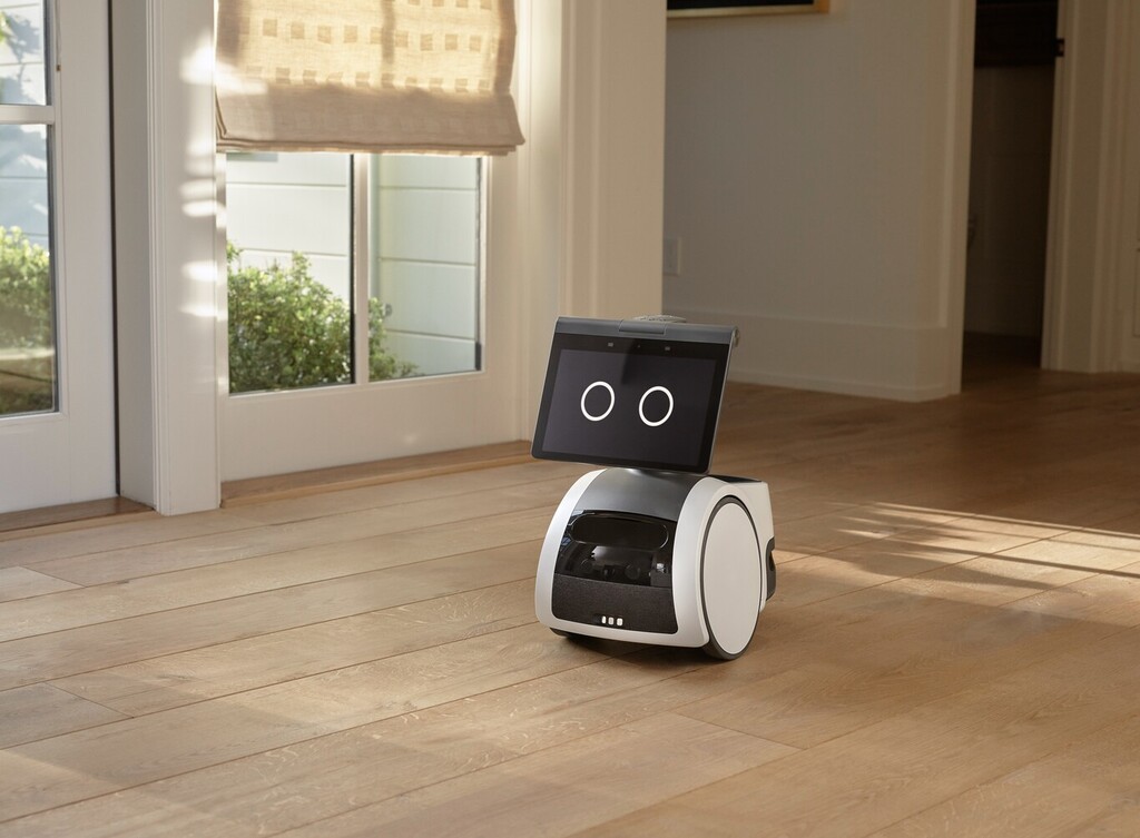 Amazon Astro es el robot de Amazon que quiere servir de asistente sobre ruedas y llevar a Alexa a todos los rincones de casa