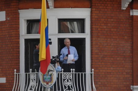 Ecuador solicita un salvoconducto para trasladar a Assange a un hospital sin perder su condición de refugiado