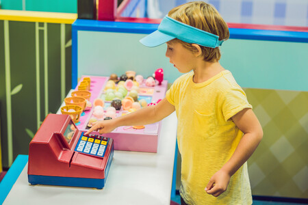 Jugar a las tiendas y juegos de compra: los nueve beneficios de esta divertida actividad infantil