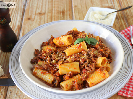 Rigatoni con salsa boloñesa, la receta clásica de pasta italiana