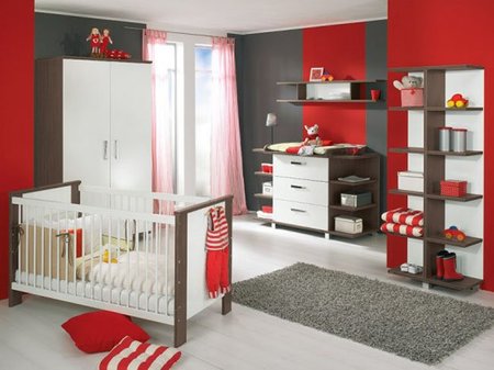 La habitación del bebé en colores vivos