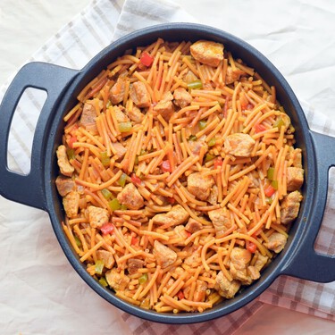 Fideuá de carne, una deliciosa alternativa al plato tradicional marinero para disfrutar en familia