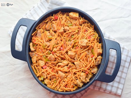 Fideuá de carne, una deliciosa alternativa al plato tradicional marinero para disfrutar en familia