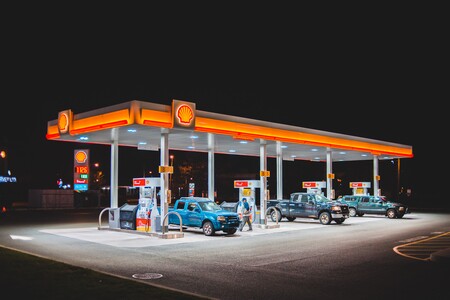 Llenar el depósito del coche hoy es hasta 14 euros más caro que en julio de 2020