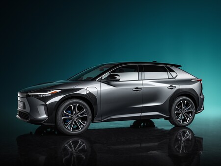 El Toyota bZ4X anticipa un SUV eléctrico con carga solar y volante cuadrado que llegará en 2022